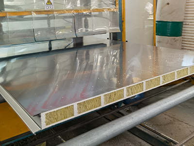 巖棉夾芯板在廠房建設(shè)中如何提升隔熱性能？